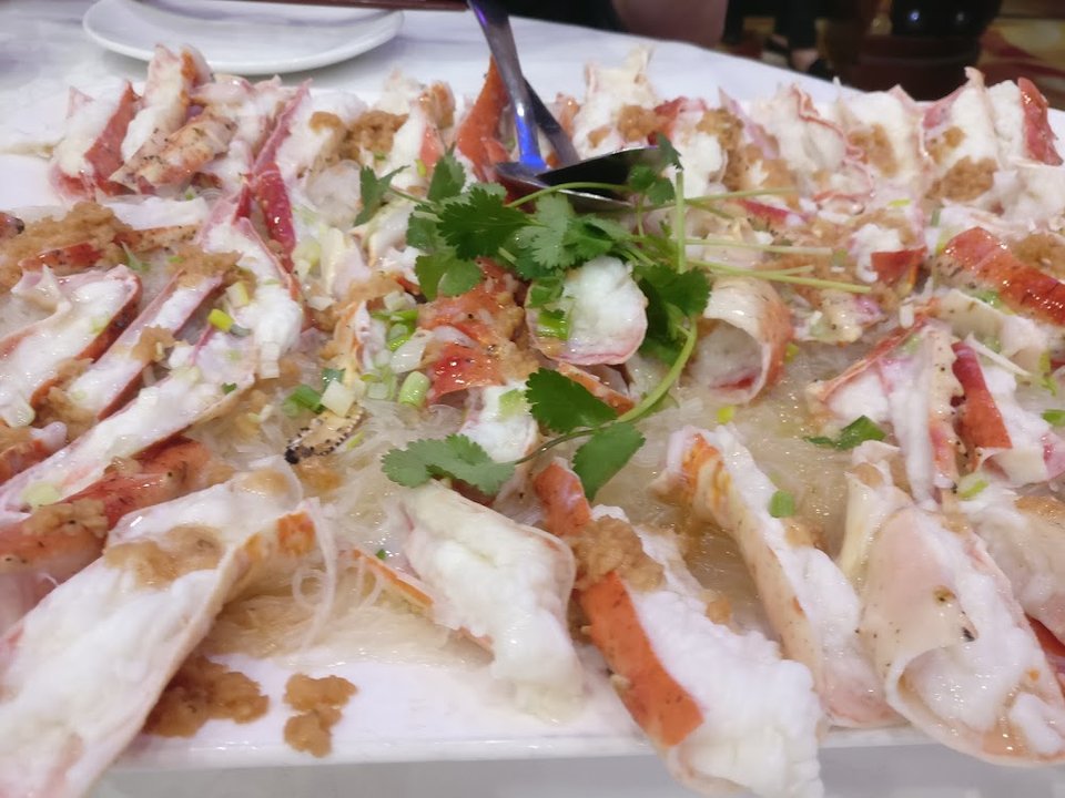 Steamed King Crab Legs with Garlic Sauce